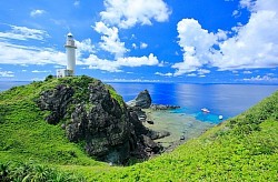 【御神崎灯台】青い海と奇岩が美しい景観を形成しています。波の浸食によってできた岸壁は迫力満点。見る者を魅了します。 夕日は雄大な海と岩場とのコントラストが絶景です。